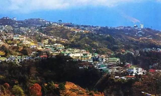 靠近喜马拉雅山脉的印度城市,印度喜马拉雅山下的小镇