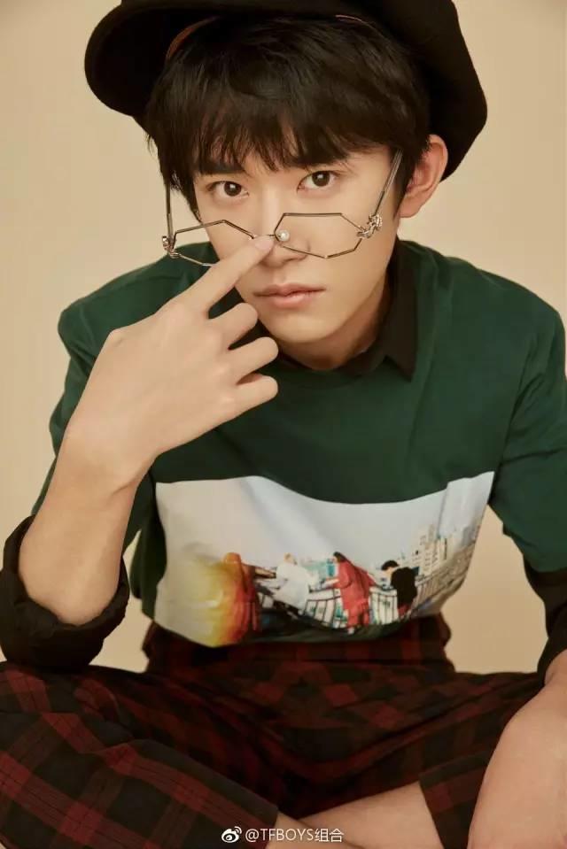 易烊千玺最新时尚封面,16岁易烊千玺直播回放