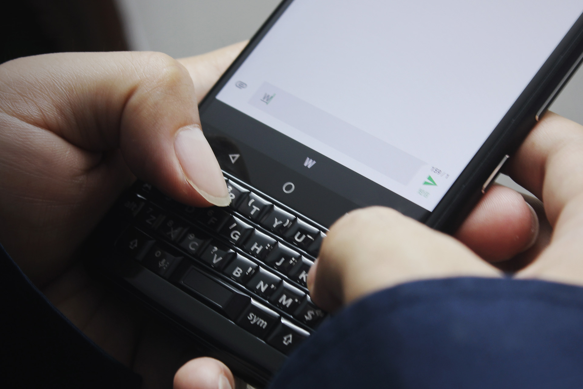 黑莓keyone神操作,黑莓keyone普通版和精英版