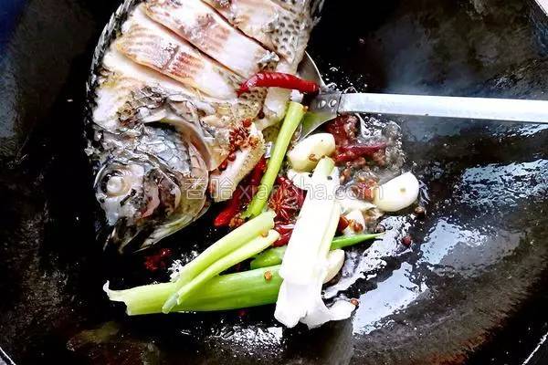 家常炖鱼最正确的方法,炖鱼时不用水炖用它鱼肉鲜嫩不老