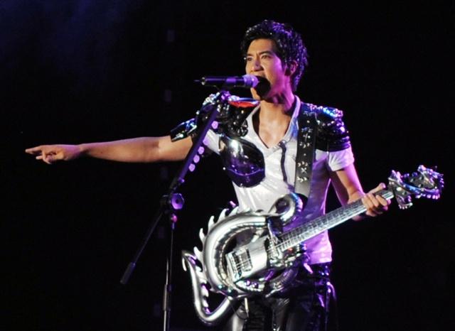 电吉他跟普通吉他哪个好,电吉他好还是普通吉他好