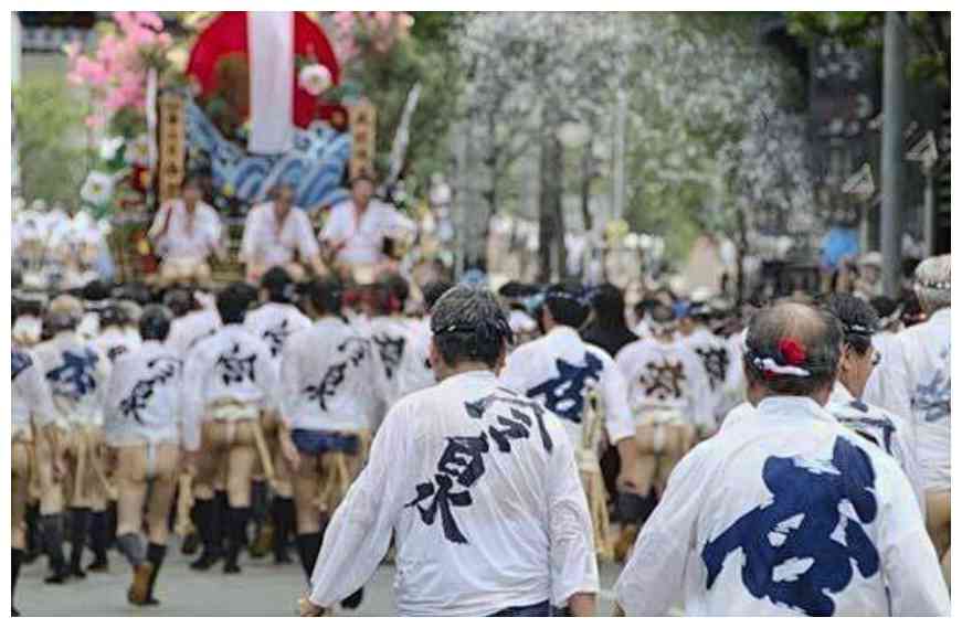 外国小伙穿纸尿裤上街,日本人穿尿不湿上街