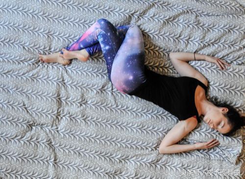 早上起床背痛活动后缓解,早上起来后背疼痛怎么缓解