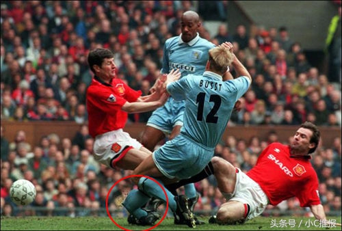 足球场上令人毛骨悚然的受伤场面,足球受伤恐怖瞬间剪辑