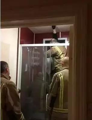 女白领醉酒后回家,28岁女孩深夜醉酒