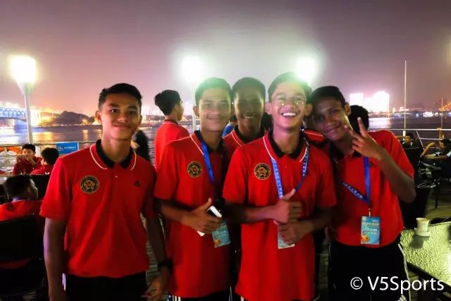 嗨翻天！亚洲足球小将夜游江城六国少年才华横溢