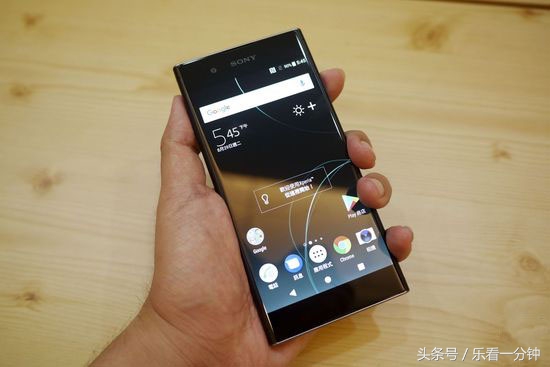 索尼xz1和xz1c对比测评 (小屏大看点索尼黑科技手机xz1亮相)