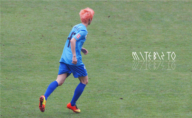 踢足球最帅瞬间,踢足球超帅视频