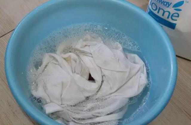 白衣物发黄怎么办,白衣顽固污渍小妙招