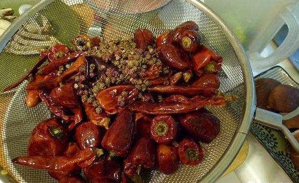 四川妹子做麻辣香锅,胖妹制作麻辣香锅