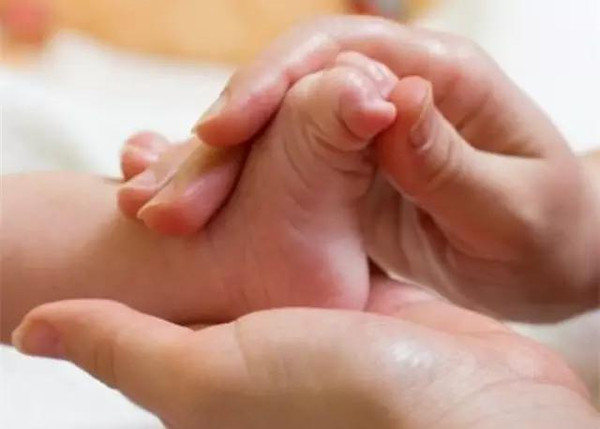 蔡少芬女儿高烧39.3度网友却为这件事吵起来，小孩发烧该怎么办