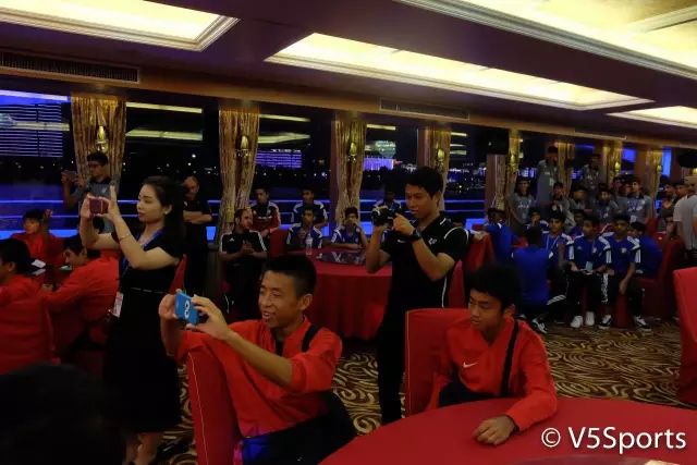 嗨翻天！亚洲足球小将夜游江城六国少年才华横溢