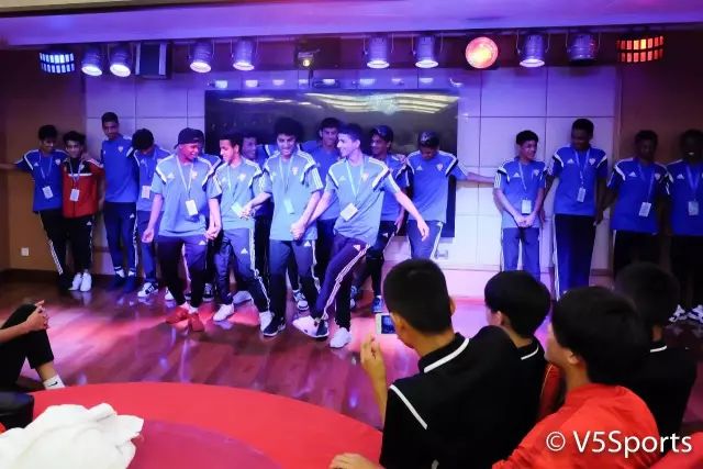 嗨翻天！亚洲足球小将夜游江城六国少年才华横溢