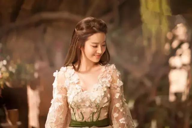 适合大脸显小的发型,公主显脸小发型