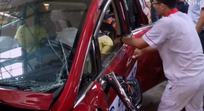 碰撞后车门无法解锁,碰撞后车门打不开的原因