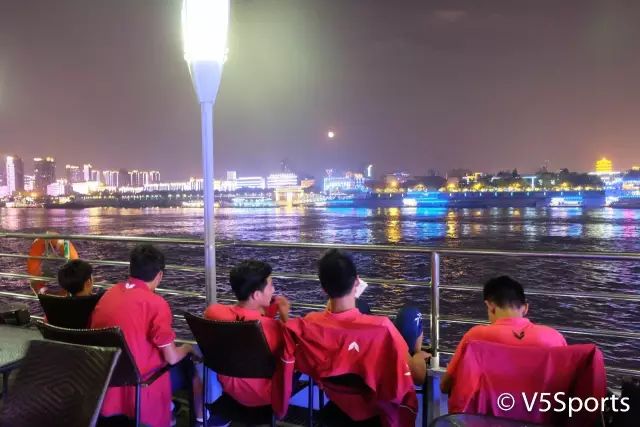 嗨翻天！亚洲足球小将夜游江城六国少年才华横溢