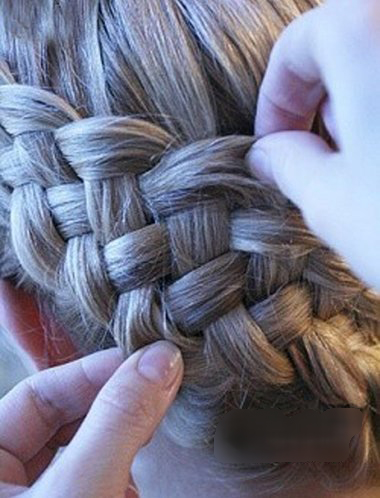 鱼尾辫怎么编最简单最好看,头发不长不短怎样编最好看