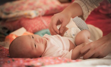 宝宝刚开始长牙影响睡眠怎么解决,婴儿长牙饮食