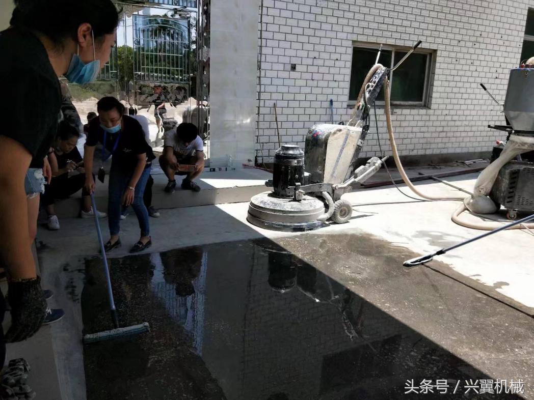 水泥地面老是返潮用什么纸粘贴,水泥地面返潮起砂怎么处理
