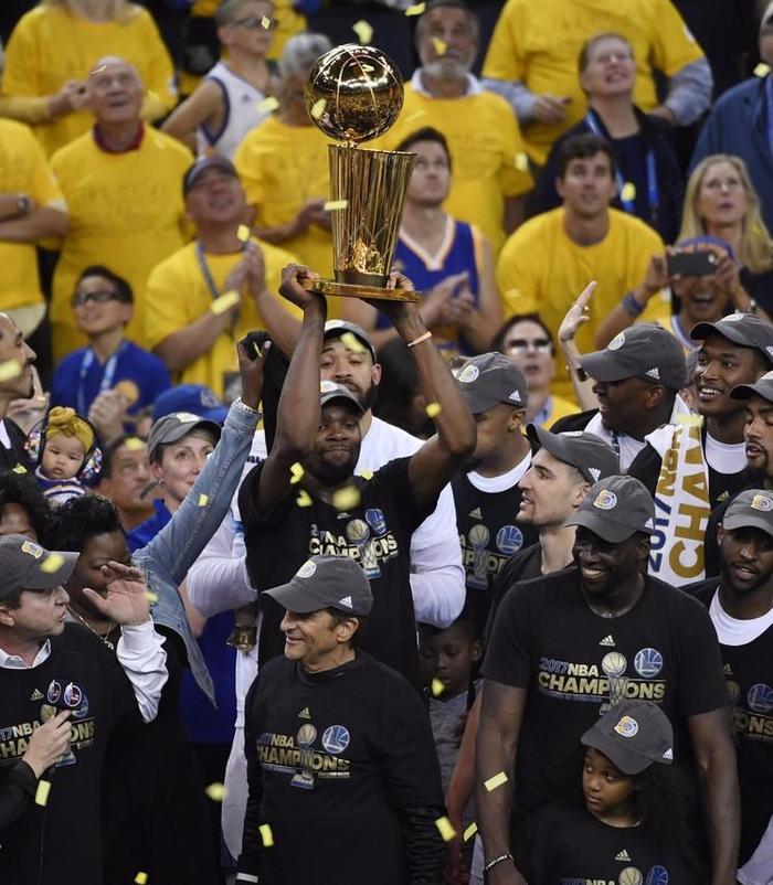 冠军战靴fmvp,fmvp第一款是几年出的