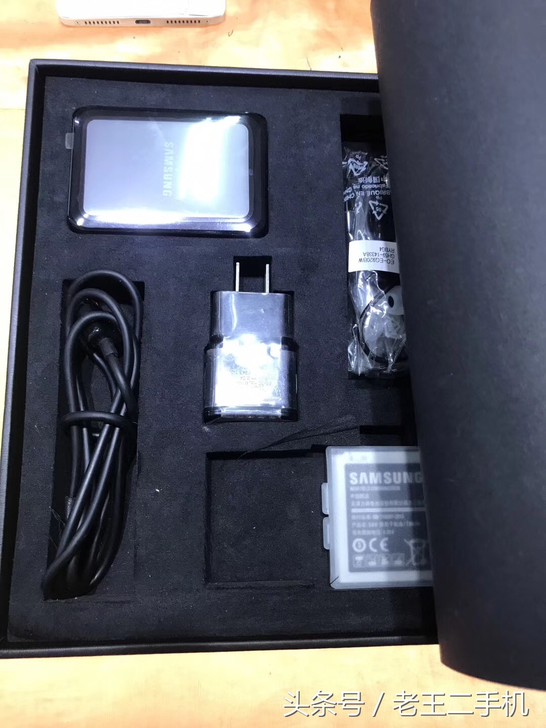 淘了两款,不得不说,三星的翻盖手机真是越做越漂亮了