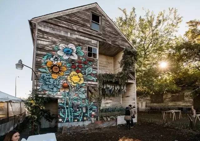 破败的房子重新焕发生机,原本破旧的房子变得焕然一新