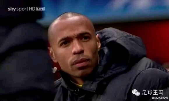 足球场上的救人感人瞬间,足球场上球迷疯狂瞬间