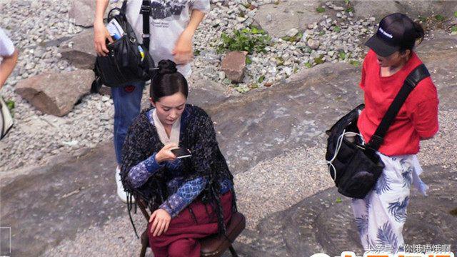 杨幂不顾众人展现豪迈坐姿把手插进靴子里网友：不怕脚臭吗？