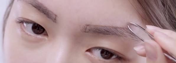 女生修眉教程初学者圆脸,自己在家修眉新手修眉最简单方法