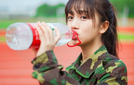 军训后脖子晒黑如何美白,军训晒黑怎样迅速美白