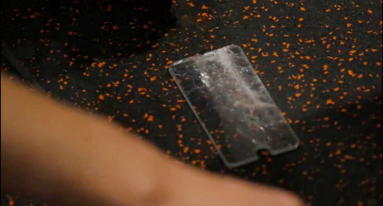 手机被坐弯了可以继续用吗,手机不小心坐弯了