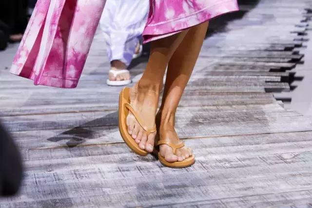 带货女王杨幂又出新花样了,杨幂私服带货