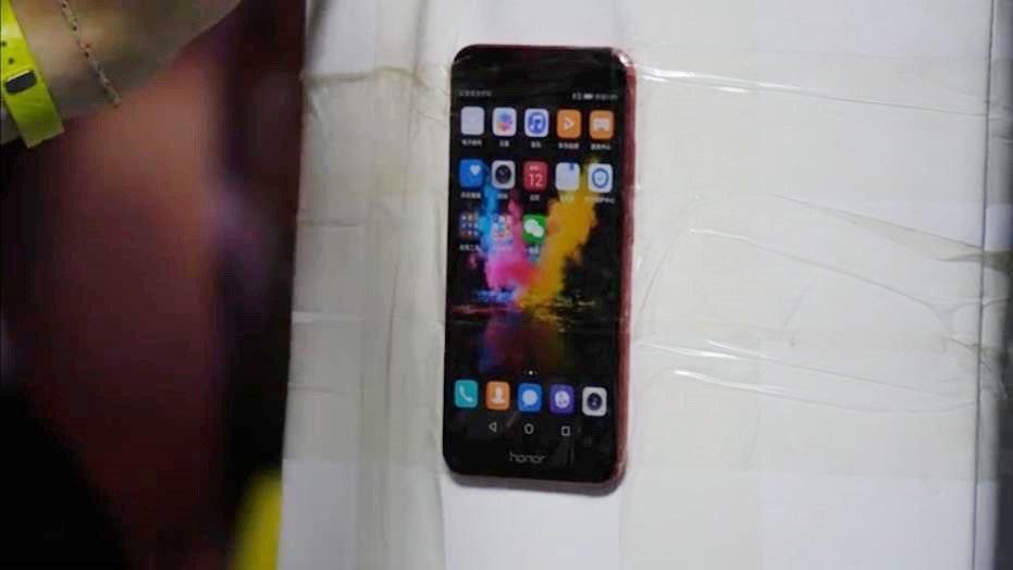 手机被坐弯了可以继续用吗,手机不小心坐弯了