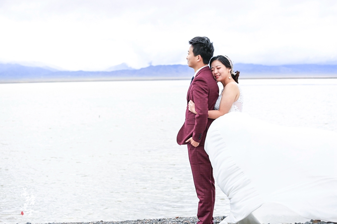 茶卡盐湖的蓝天白云宛如仙境,茶卡盐湖的夜