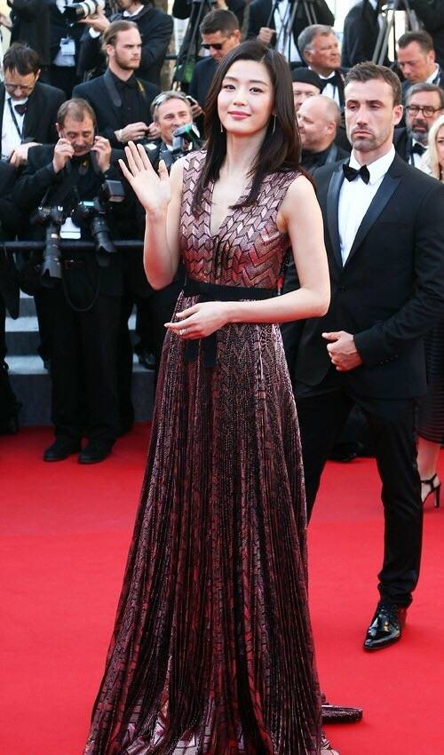 韩国女明星红毯简单大方,韩国女星红毯衣着暴露引争议