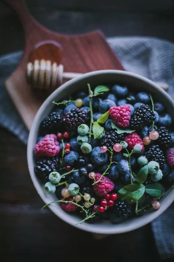 西拉葡萄酒的典型香气是什么,葡萄酒的三类香气具体是什么