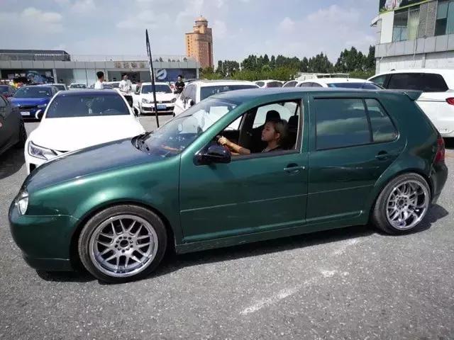 一个喜欢玩车的女司机,喜欢玩飞车的女生是什么性格