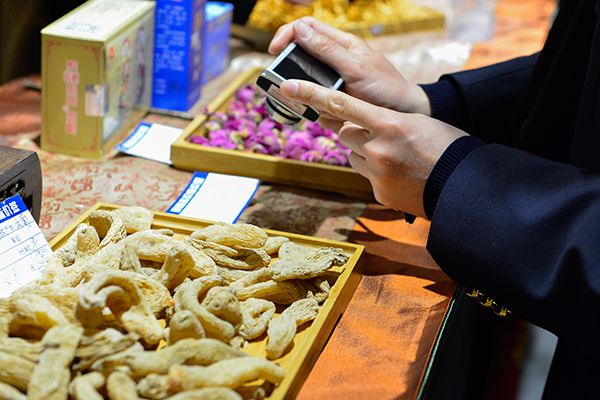 记者暗访上海药店天价药,药店销售假冒伪劣药材