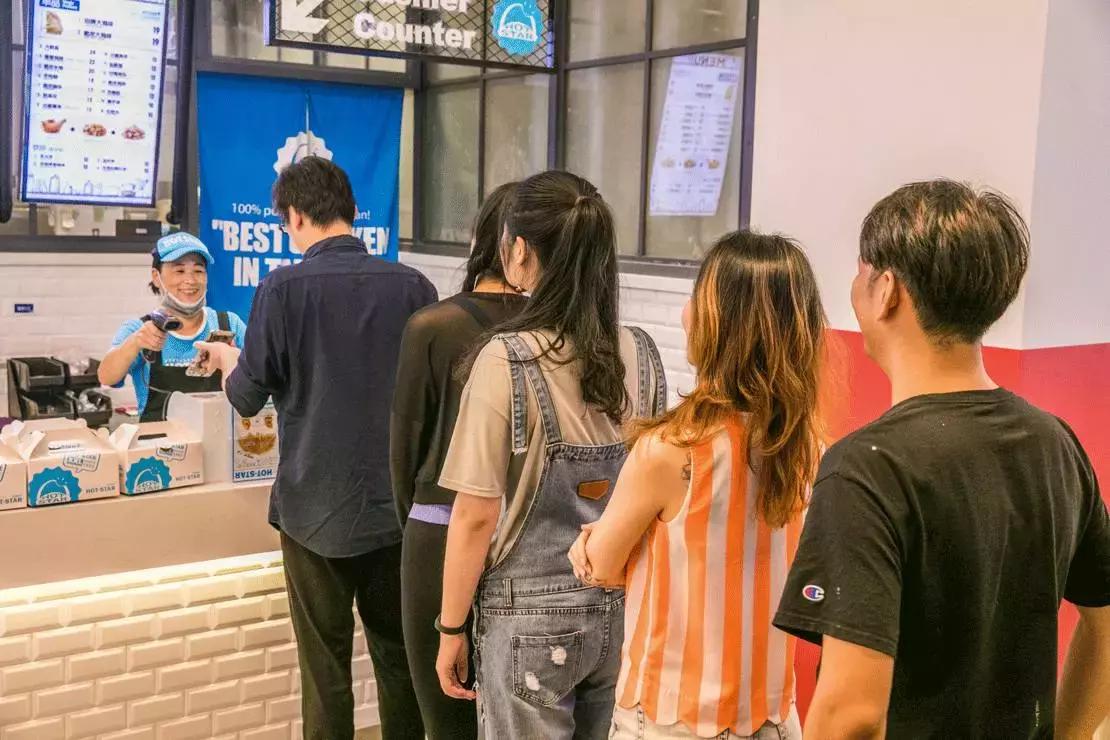 这家戏精店又加戏了，竟然出了一款“黄金牛蛙”！