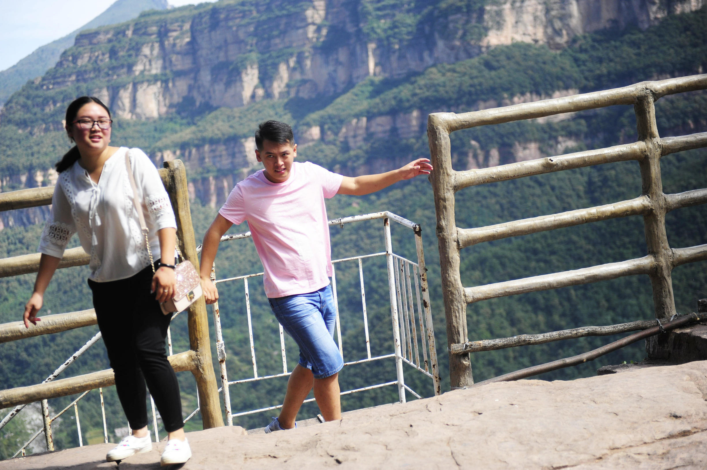 华山第一险长空栈道小伙跳下去,华山第一险长空栈道小伙吓得发抖