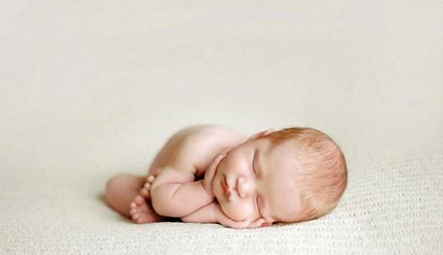 婴儿睡扁头的危害究竟有多大？矫正不及时会变傻子！