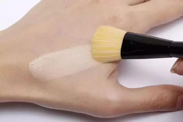 阿玛尼粉底液哪一款最好用,阿玛尼好用的粉底液排行榜前十名