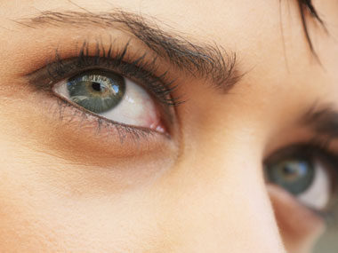 针对黑眼圈和眼袋最好用的眼霜,年纪轻轻就眼袋重