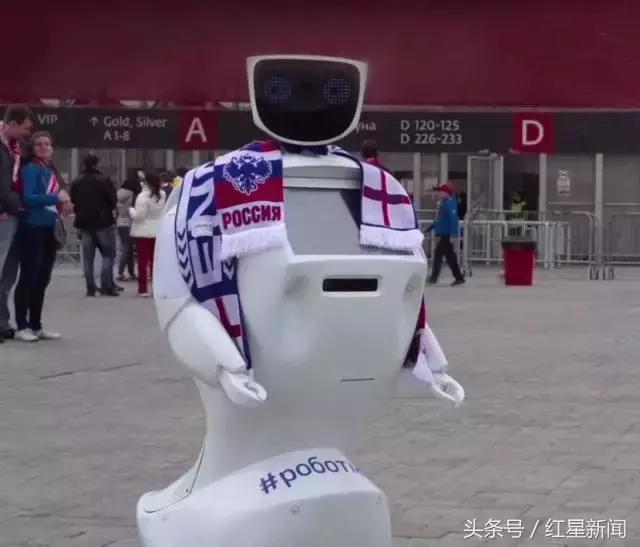 俄罗斯小哥保安殴打不戴口罩者,俄罗斯保镖被猛击两拳反击