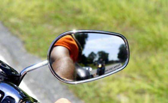 摩托车后视镜要不要关闭,摩托车后视镜不实用