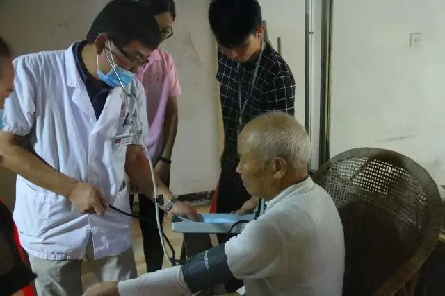 爱心行动关爱孤寡老人,孝行天下关爱空巢老人送医上门