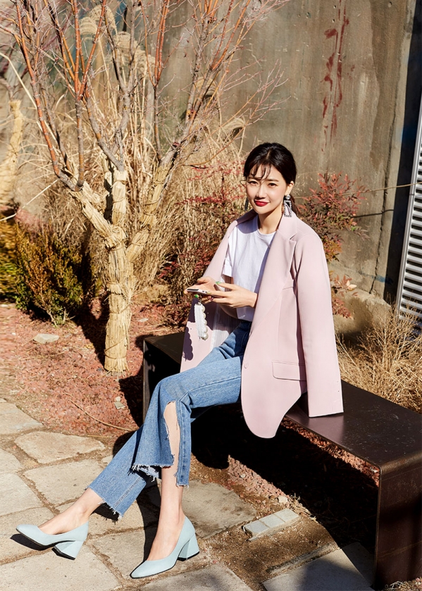 粉色毛呢大衣配什么颜色裤子好看,粉色衬衫搭配什么颜色的裤子好看