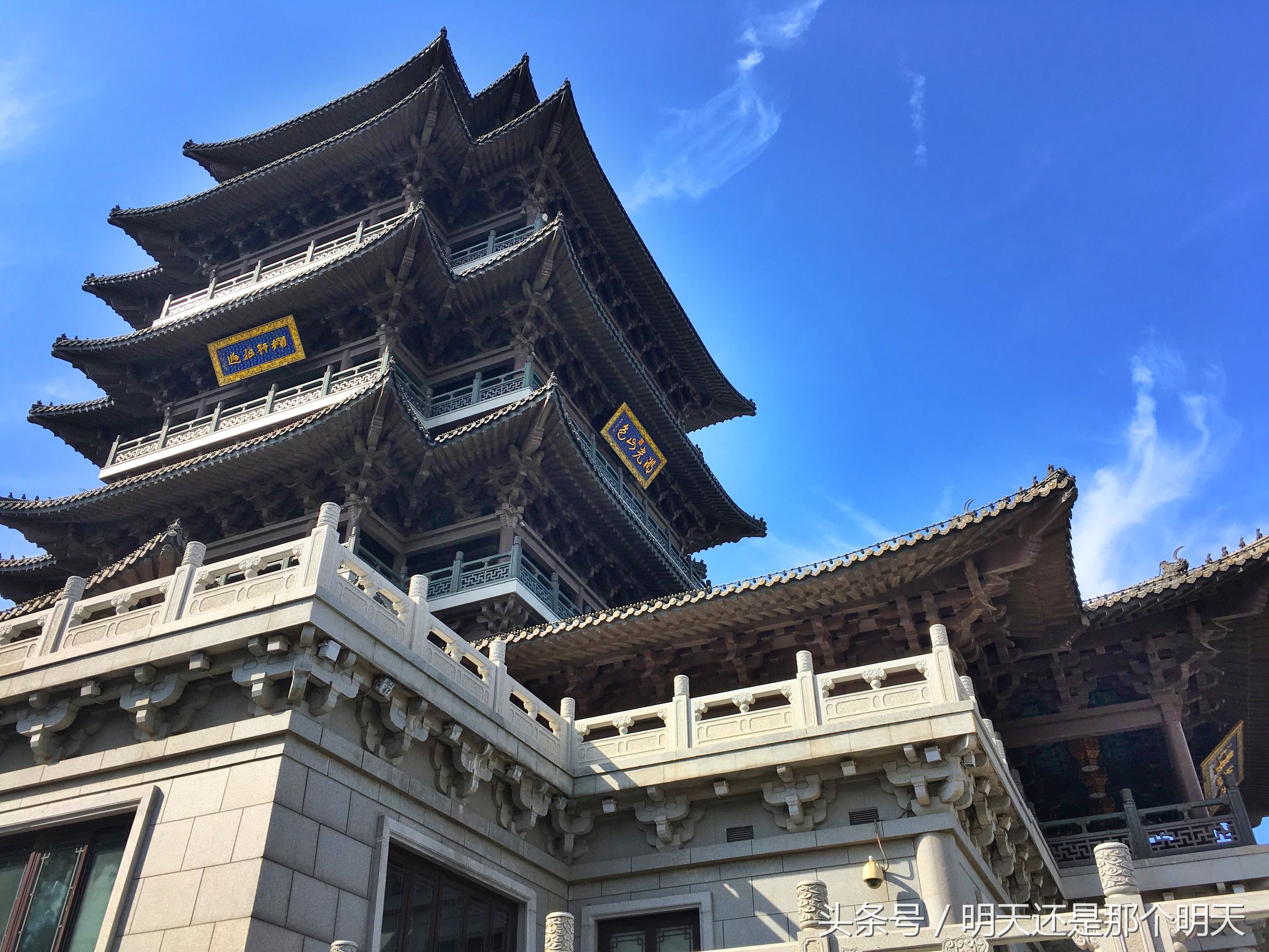 大明湖一城山色半城湖对联照片,一城山色半城湖大明湖对联