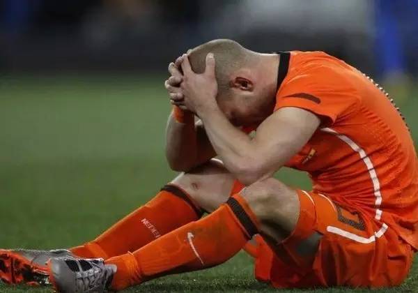 足球迎来了一个最让人遗憾的告别,足球那些感人的事