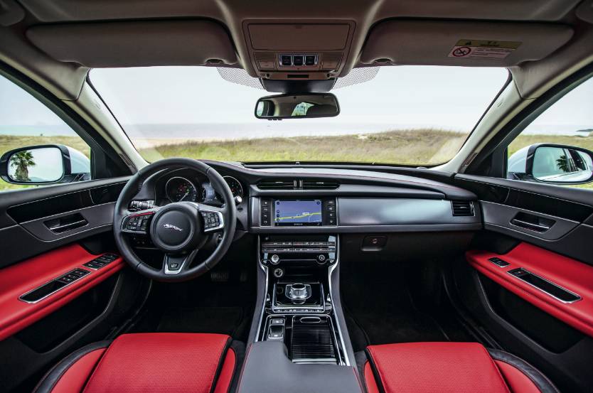 捷豹xf2021款试驾,捷豹xf银色第三视角试驾